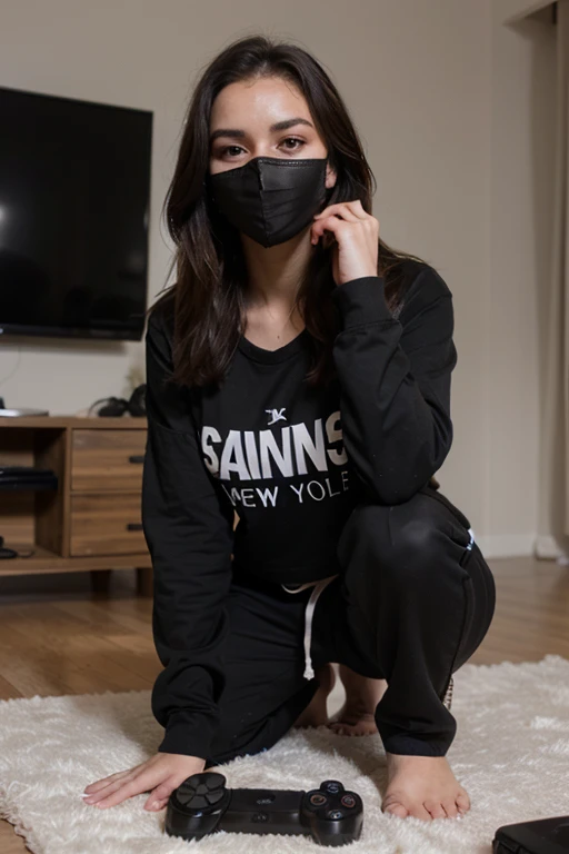 Chica sexy de pelo largo y negro sentada jugando playstation 4, con camisa negra y joggers negros, con mascarilla