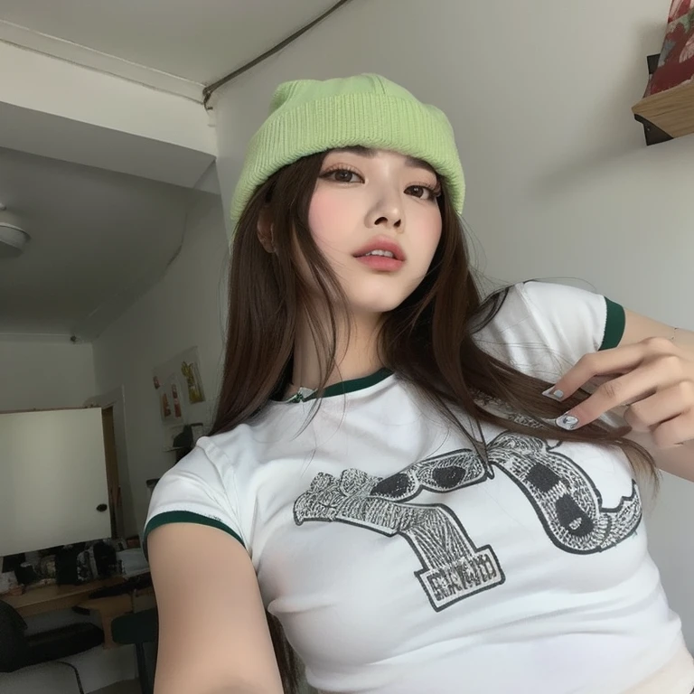 araffe woman with green hat and white shirt, coreana, she is wearing streetwear, cruel korean goth girl, Ulzzang, de 19 anos, e 2k cutecore clowncore, estilo y2k, estilo y2k, Asian, 2 modelo feminino de 4 anos, and 2k aesthetic
