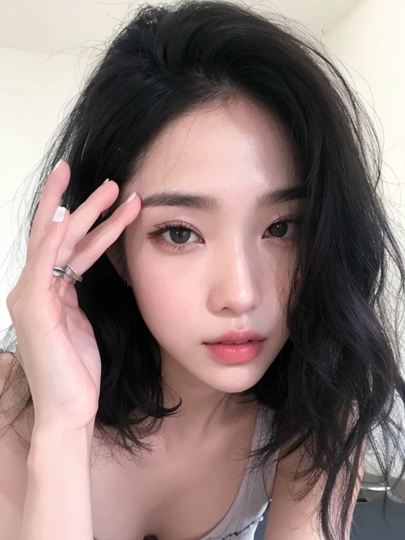 um close de uma mulher com um anel no dedo, maquiagem coreana popular, maquiagem sul-coreana popular, Ulzzang, young lovely korean face, linda mulher sul-coreana, Korean facial features, Jinyoung Shin, linda jovem coreana, adorable and pale korean face, linda jovem coreana, coreana, Korean symmetrical face, Heonhwa Choe, pale round face