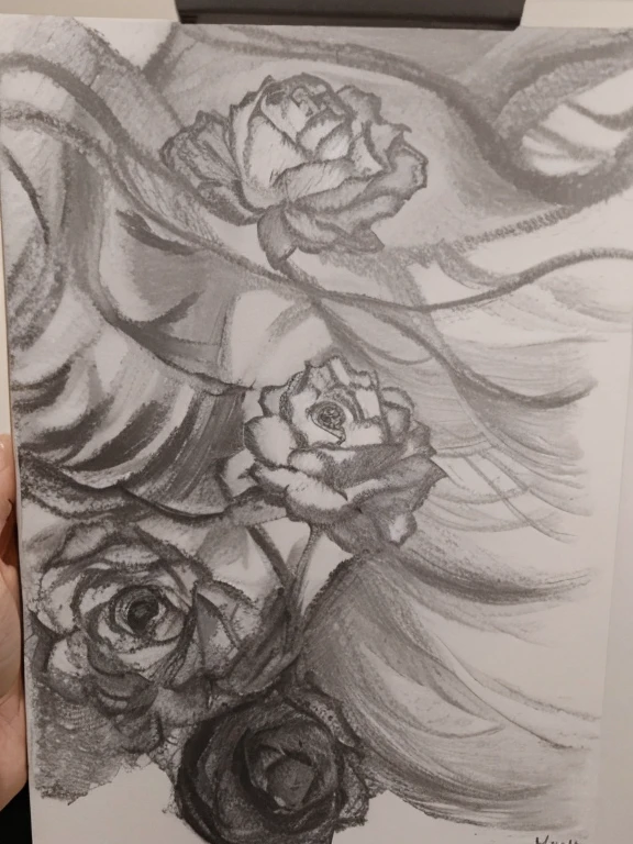 Mulher com olhos fechados, branca 22 anos, chapeu com rosa, mao segurando uma rosa