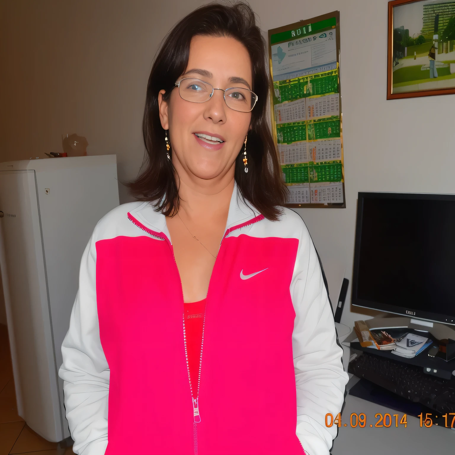 smiling woman in a pink and white jacket in front of a computer, photo by Flavia Alessandr, Flavia Alessandra style. She is 155 cm tall and around 40 years old. A woman with tanned white skin and dark hair. She is around 40 years old. She has slightly full lips and dark brown eyes. Perfect body, slim body, slim waist. tanned skin, soft lips, red lipstick, a feeling of lightness and joy, hyperrealism, very elaborate skin. Fitness woman, fit woman, physically fit woman, full body photo, clear photo, high quality, high resolution, masterpiece, 8K.