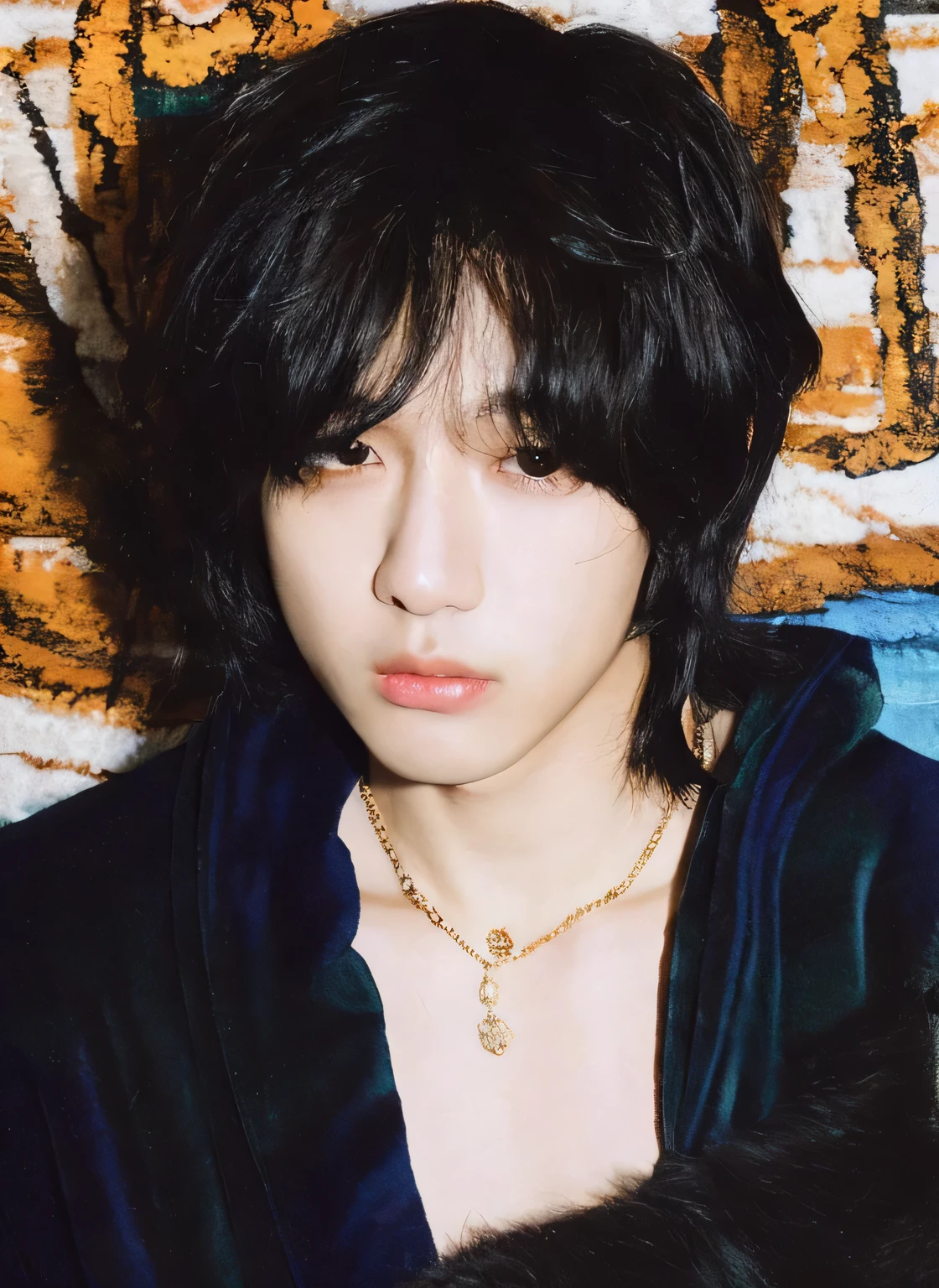 Imagen arafed de un joven con un abrigo de piel y un collar., jinyoung shin, Cai Xu Kun, yoongi de pelo negro, Yuya Nagai, retrato de jossi de blackpink, sui ishida con cabello negro, hyung tae, handsome japanese demon boy, toru furuya, kim doyoung, steven jung, jungkook, yosuke ueno