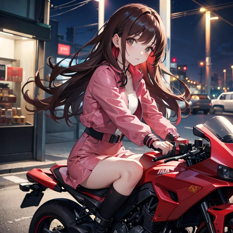 hay una mujer en una moto rojo, con cabello mediano rojo sin flequillo, dark brown eyes, He is on a road at night he has a pink jacket, un vestido zapatillas blancas