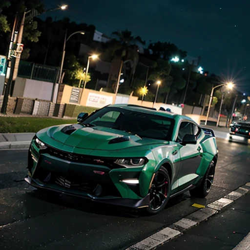 Realista imagen hd de un camaro verde con linea racing negra en una avenida de noche luces encendidas