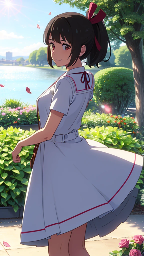shinkai makoto, kimi no na wa., 1 chica, Golpes, PELO NEGRO, ((girl wears white dress, vestido corto, diadema roja), rubor, ojos brillantes, Brown eyes, Red ribbon, cabello corto, sonrisa, lindo, Hermoso, boca abierta, piel brillante, mirando al espectador, mangas cortas, cereza_flores, descendente_petals, petals, rama, rosa_flor, cielo, luz de sol, primavera_season, viento, tree