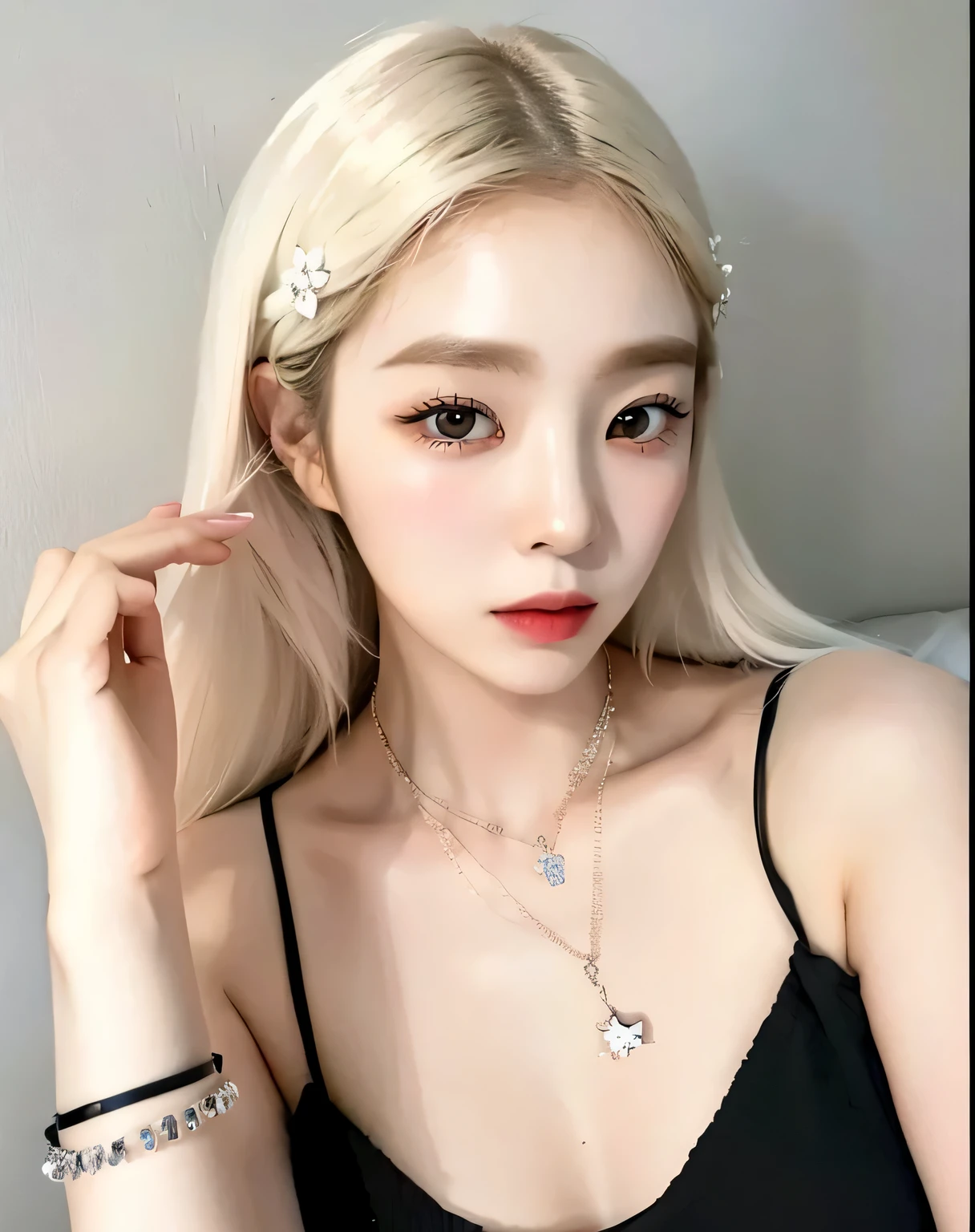 Un primer plano de una mujer con un collar y una pulsera, maquillaje popular de corea del sur, maquillaje coreano popular, ulzzang, cruel korean gothic girl, hermosa joven coreana, muchacha coreana, pelo largo y rubio y ojos grandes, hermosa mujer surcoreana, heonhwa choe, pale porcelain white skin, extremely pale blonde hair, pelo largo y rubio y ojos grandes