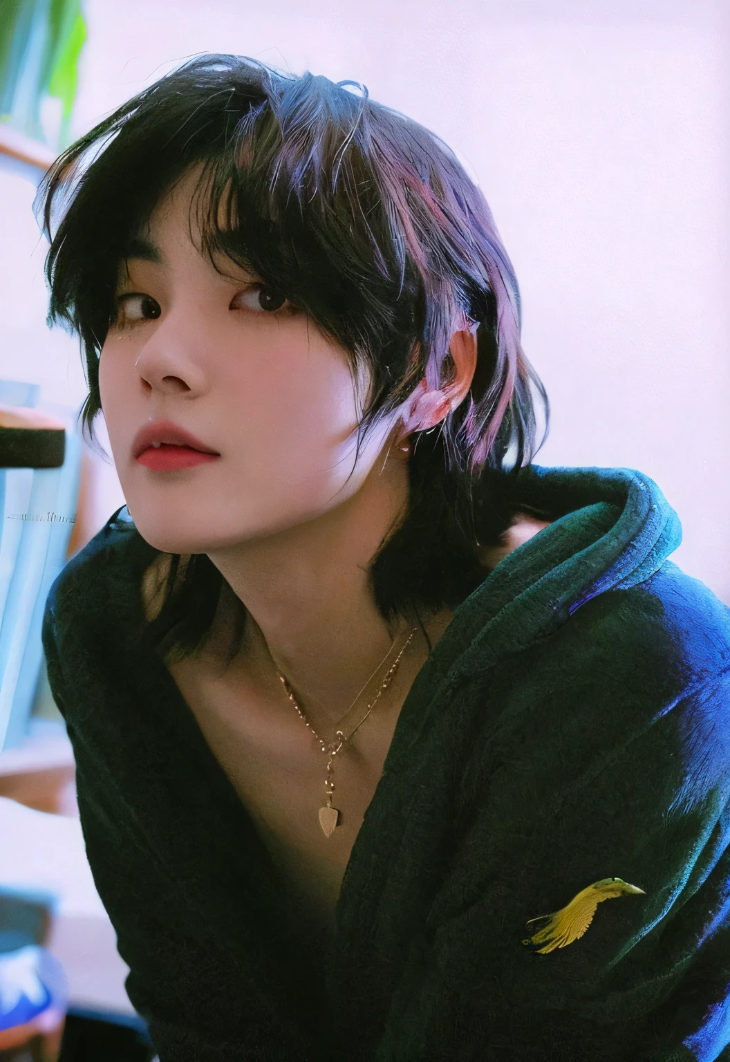 hay una mujer sentada en una silla con una bata verde, Cai Xu Kun, inspirado en Bian Shoumin, young pale angel, hyung tae, beautiful androgynous prince, taehyung comiendo papas fritas gucci, jungkook, inspirado en Kun Can, jinyoung shin, sui ishida con cabello negro, delicate androgynous prince, Jung Jaehyun, yoongi de pelo negro