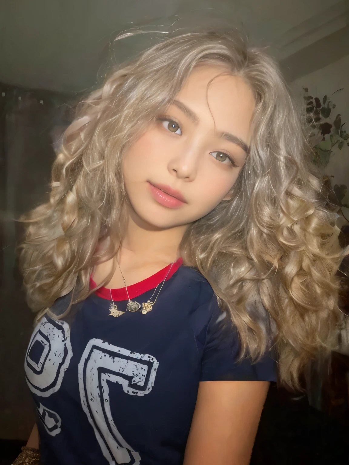 um close de uma mulher com cabelos longos e cacheados vestindo uma camiseta, cabelo cacheado prateado, Cabelo branco cacheado, cabelos brancos cacheados, long braided curly silver hair, cabelo loiro cacheado, cabelo prateado cacheado, longos cachos loiros, cabelo loiro cacheado, loiro encaracoladoe hair | d & d, cabelos cacheados, loiro encaracolado, very very loiro encaracolado hair