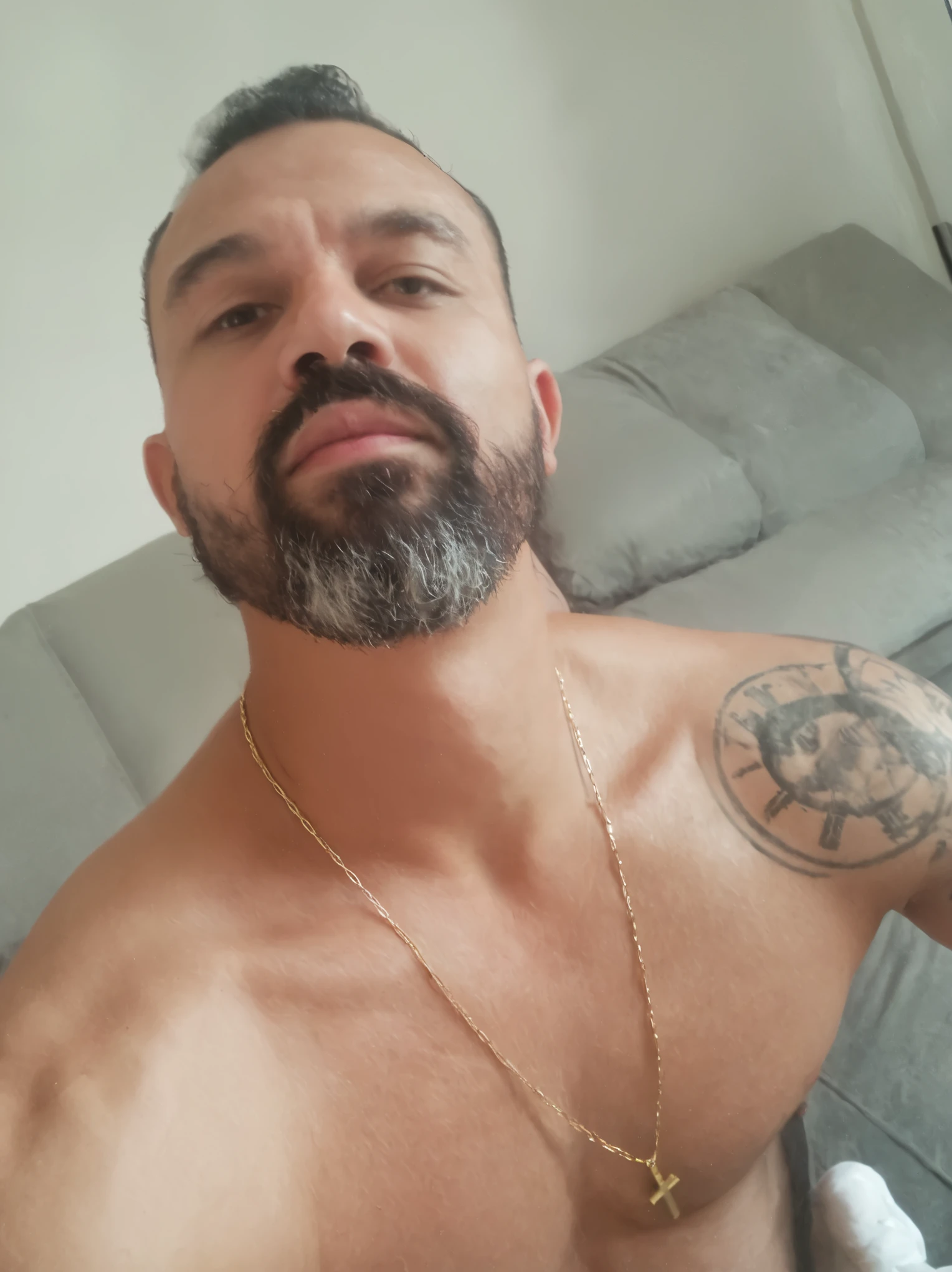 Man with a well-groomed black beard and gold chain and cross on his chest, homens de 35 anos, (35 anos), Homem de 35 anos, 35 anos, 3 6 anos, imagem de perfil, 32 anos, 3 Homem de 2 anos, 35 anos de idade, 35 anos de idade, Homem de 5 0 anos
