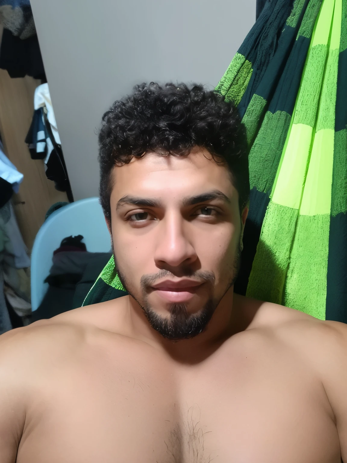 tem um homem com barba e sem camisa, 27 anos de idade, 29 anos, 28 anos de idade, Ronaldo Nazario fenomeno, (38 anos), 32 anos, leve barba por fazer, 23 anos, Homem de 4 0 anos, Ronaldo Nazario, imagem frontal, ele tem cerca de 3 0 anos