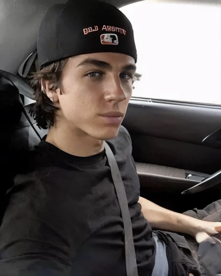Arafed man in a car with a baseball cap on., tommy 16 years old, he is about 20 years old, he is about 2 0 years old, el esta usando un sombrero, 18 years, timothy chalamet, Apariencia guay, 16 years old, cara perfecta y chico, Lleva un sombrero destruido, Muy a favor