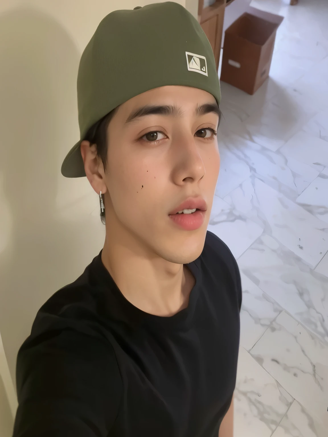 Hombre arafed con sombrero verde y camisa negra., headshot foto de perfilture, tommy 16 years old, taken in the early 2020s, cara perfecta y chico, 18 years, jeon Jungkook el esta usando un sombrero, foto de perfil, tiro en la cabeza de medio cuerpo, mateo dineen, aser duran, 16 years old, imagen de muy buena calidad