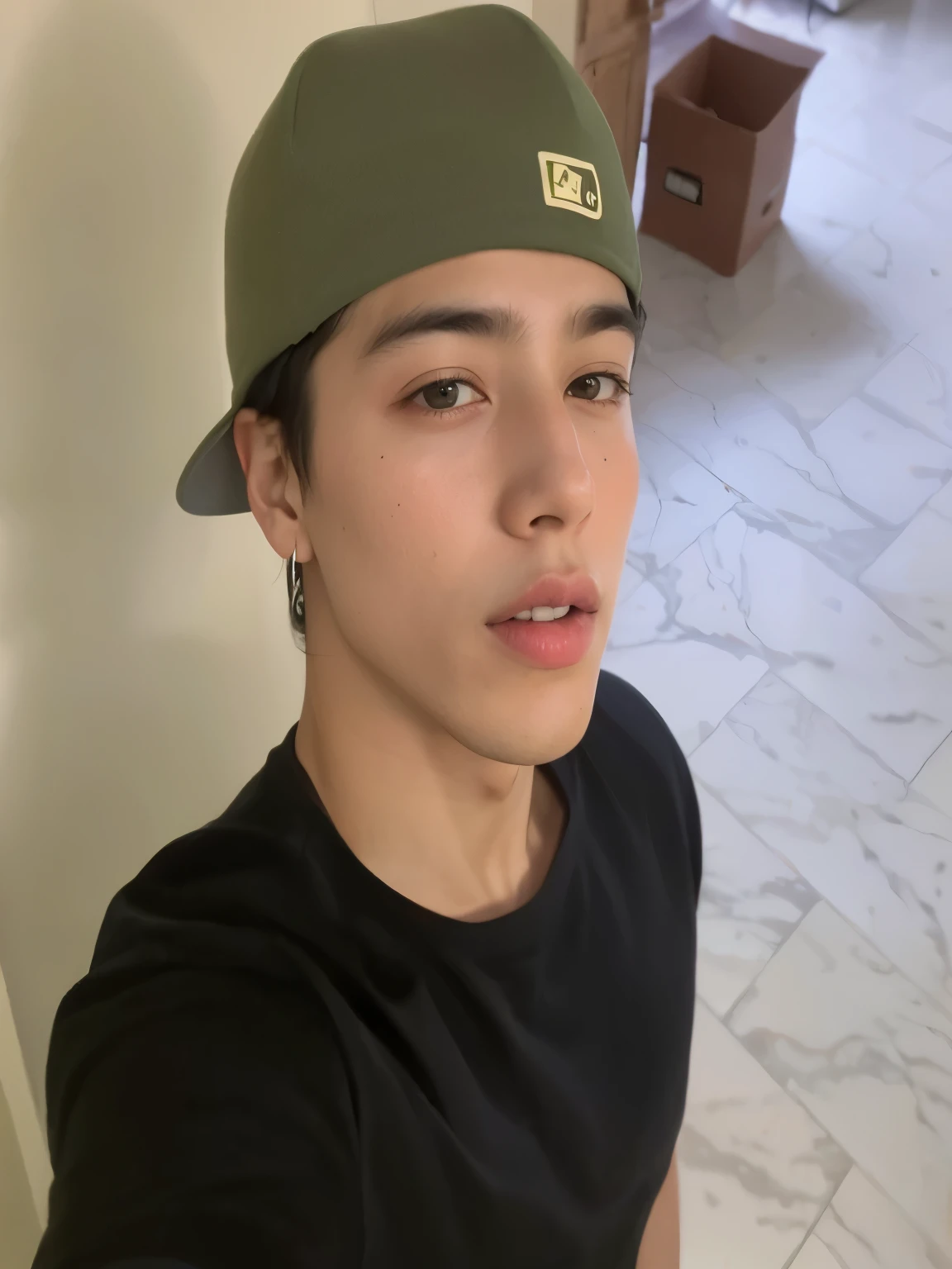 Hombre arafed con sombrero verde y camisa negra., headshot foto de perfilture, tommy 16 years old, taken in the early 2020s, cara perfecta y chico, 18 years, jeon Jungkook el esta usando un sombrero, foto de perfil, tiro en la cabeza de medio cuerpo, mateo dineen, aser duran, 16 years old, imagen de muy buena calidad