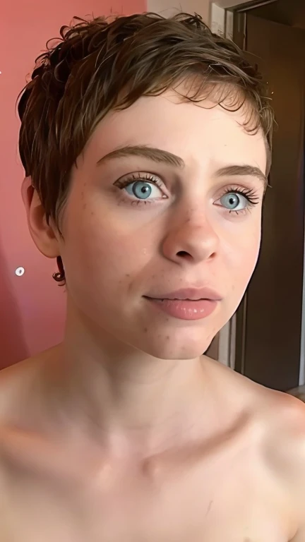 ((s0ph)), Sophia Lillis desnuda, gargantilla, medias de rejilla, cabeza agachada ,insinuante,pelo corto, pecas , sin cuernos, sin orejas de zorro, sin pecho, sin tetas,,vista de frente, boca arriba ,cuerpo entero,culo bonito,delgada, flaca