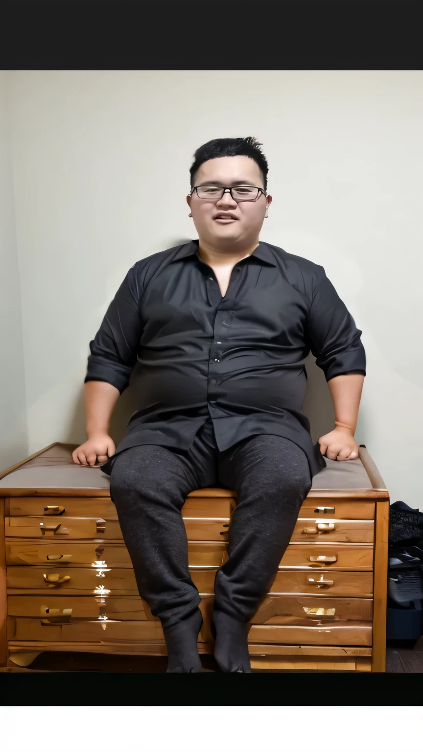 Ninja in black outfit、Whole body black、Are fat、whole body from head to feet