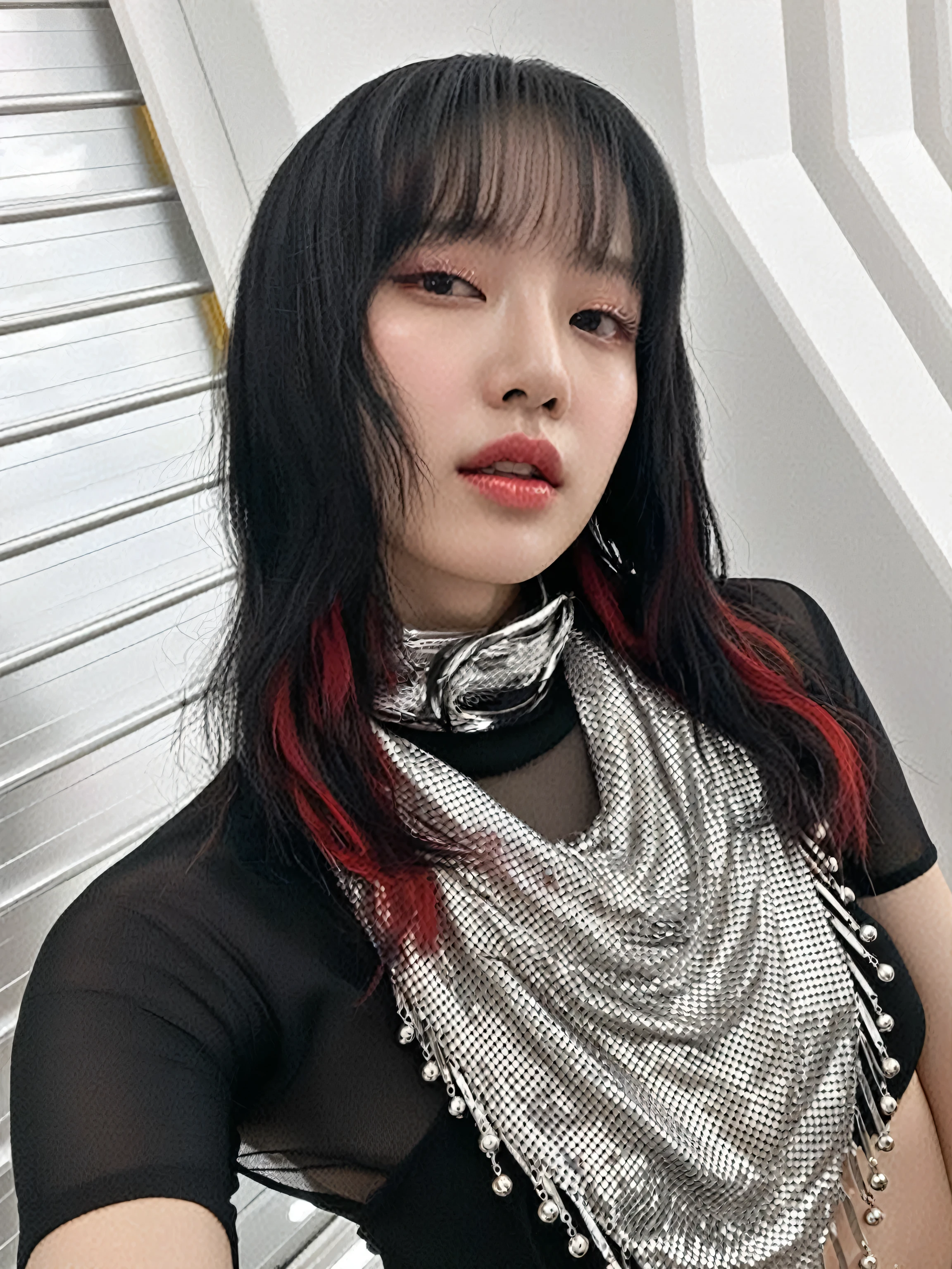 mulher arafada com cabelo ruivo e blusa branca posando para uma foto, cruel korean goth girl, Sun Yunjoo, portrait of jossi do blackpink, jossi do blackpink, com franja completa, she has black hair Com franja, Lalisa Manoban do Blackpink, Com franja, lalisa manobal, iu lee ji-eun as a supervillain