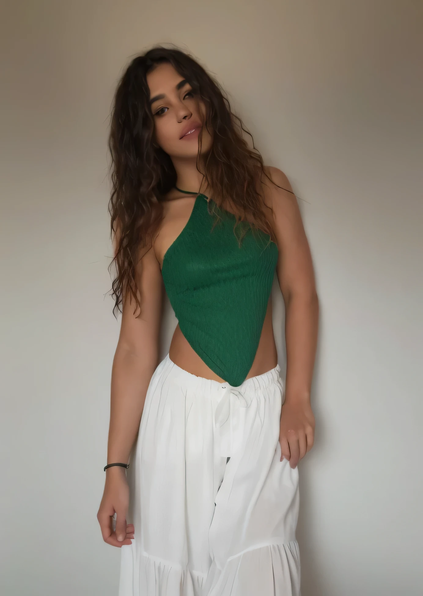 mulher arafa com blusa verde e saia branca posando para uma foto, top verde, usando um top cropped sexy, inspired by Isaiah Boursse, roupas verdes, ela tem uma barriga redonda e gorda, grosso, vestindo verde, malika favre, vestida com top e shorts, vestindo um top fofo, recortar, coxas grossas