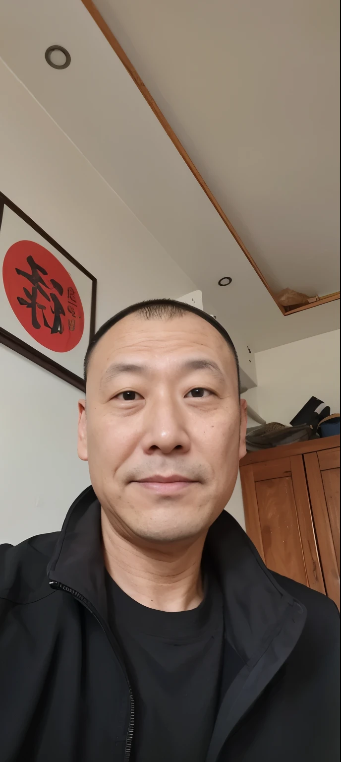 There is a man taking a selfie in the room, Taken in the early 2020s, 40 year old man, Kimura Shinji, Chiba Yudai, Shinya Tsukamoto, Eiichiro Oda, 38 years old, About 3-5 years old, Junichi Oda