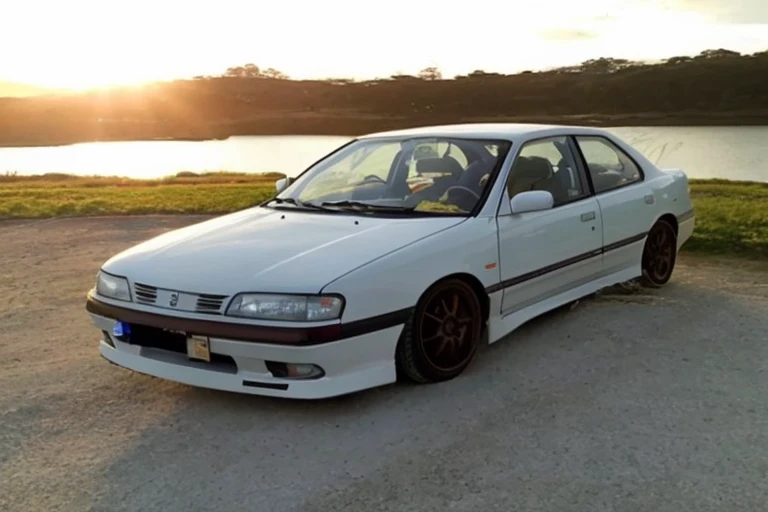 carro branco arafed estacionado em uma estrada de terra perto de um lago, Da noite, muito triste c 12.0, - s 1 5 0, Nostalgia dos anos 90, full view of a car, nostalgia dos anos noventa, nissan primera p10, low sunset, 1990, 1996, 1 9 9 6, final dos anos 90, car on sale
