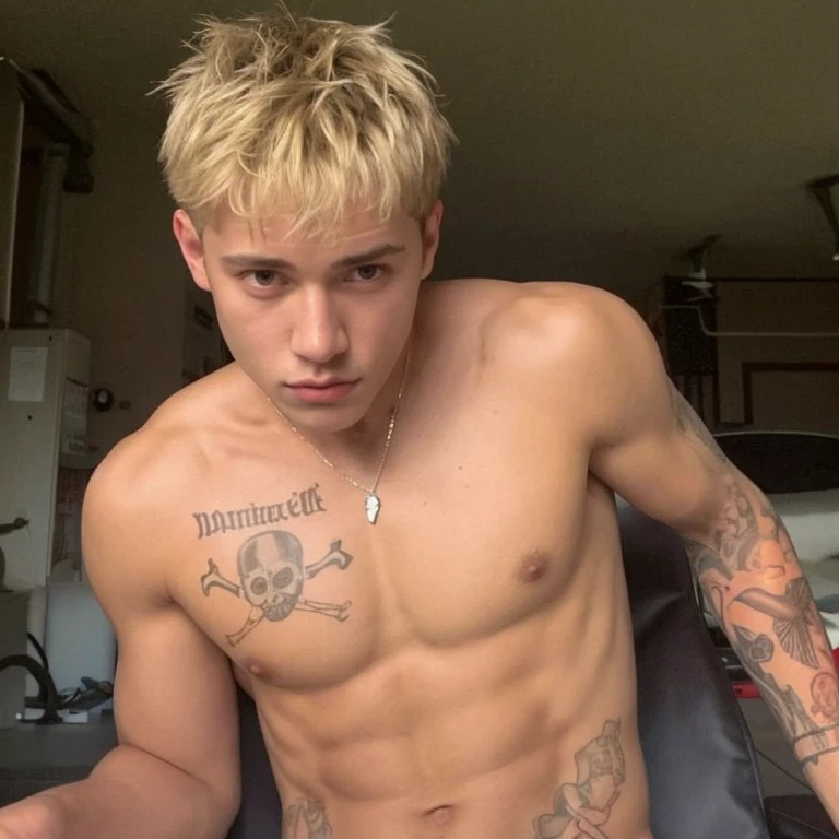 Hombre arafed con un tatuaje en el pecho sentado en una silla, Sin camisa, Dylan Cole, chico rubio, jovencito, Rasgado, clina cristiana, con tatuajes, joel fletcher, Justin Bieber, xxxtentacion, millas johnstone, Connor Hibbs, hombre delgado con piel bronceada clara, imagen de perfil, abdominales sudorosos, taken in the early 2020s