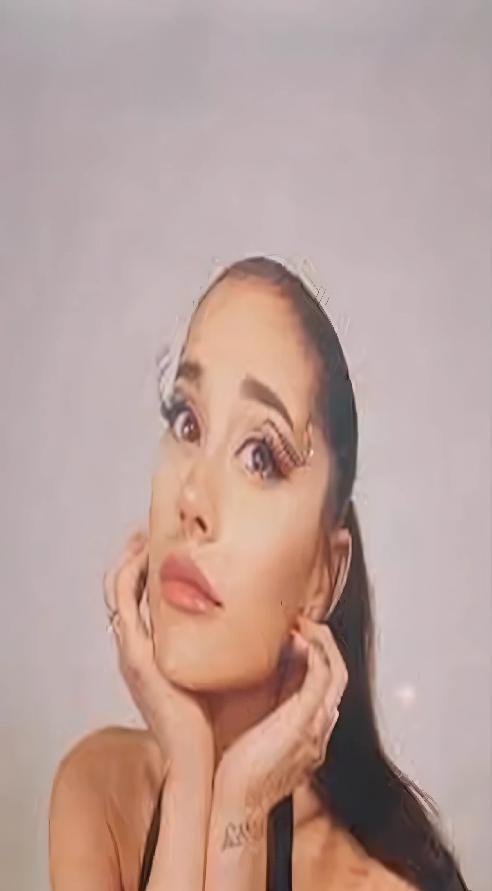 uma mulher com cabelos longos e um top preto posando para uma foto, ariana grande, fotografia de ariana grande, retrato de ariana grande, ariana grande como uma sereia, ariana grande como sith, her face looks like an orchid, ariana grande em guerra nas estrelas, pintura de ariana grande, ariana grande in gta v, with very thin lips, ela parece uma mistura de sujeira