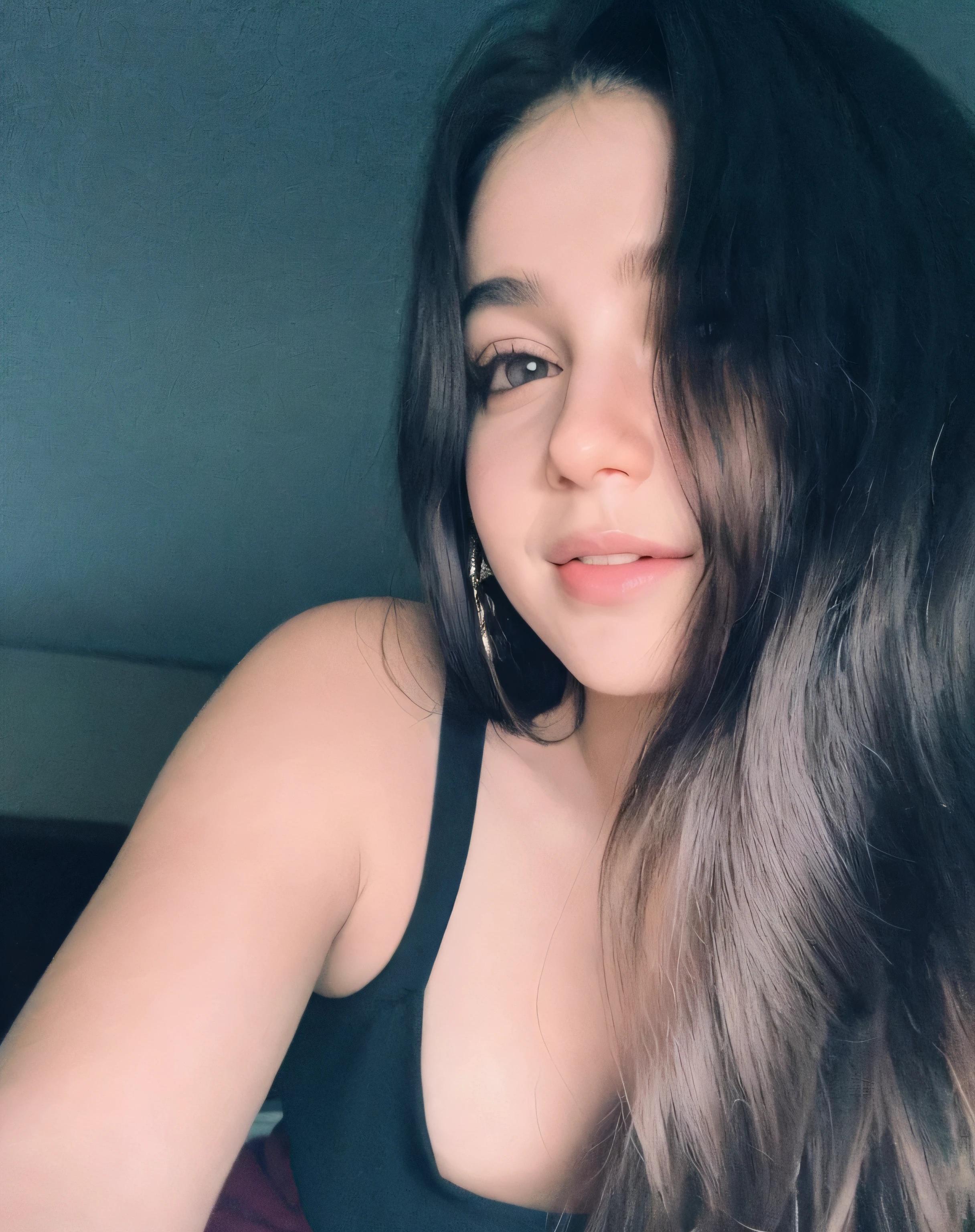 tem uma mulher com cabelo comprido e blusa preta, 18 anos de idade, imagem de perfil, 1 6 anos, qualidade muito muito baixa picture, Violeta Myers, she is about 1 6 anos, fotografia de baixa qualidade, sorrindo levemente, ayahausca, com fundo preto, qualidade muito muito baixa, imagem de perfil, granulado de baixa qualidade