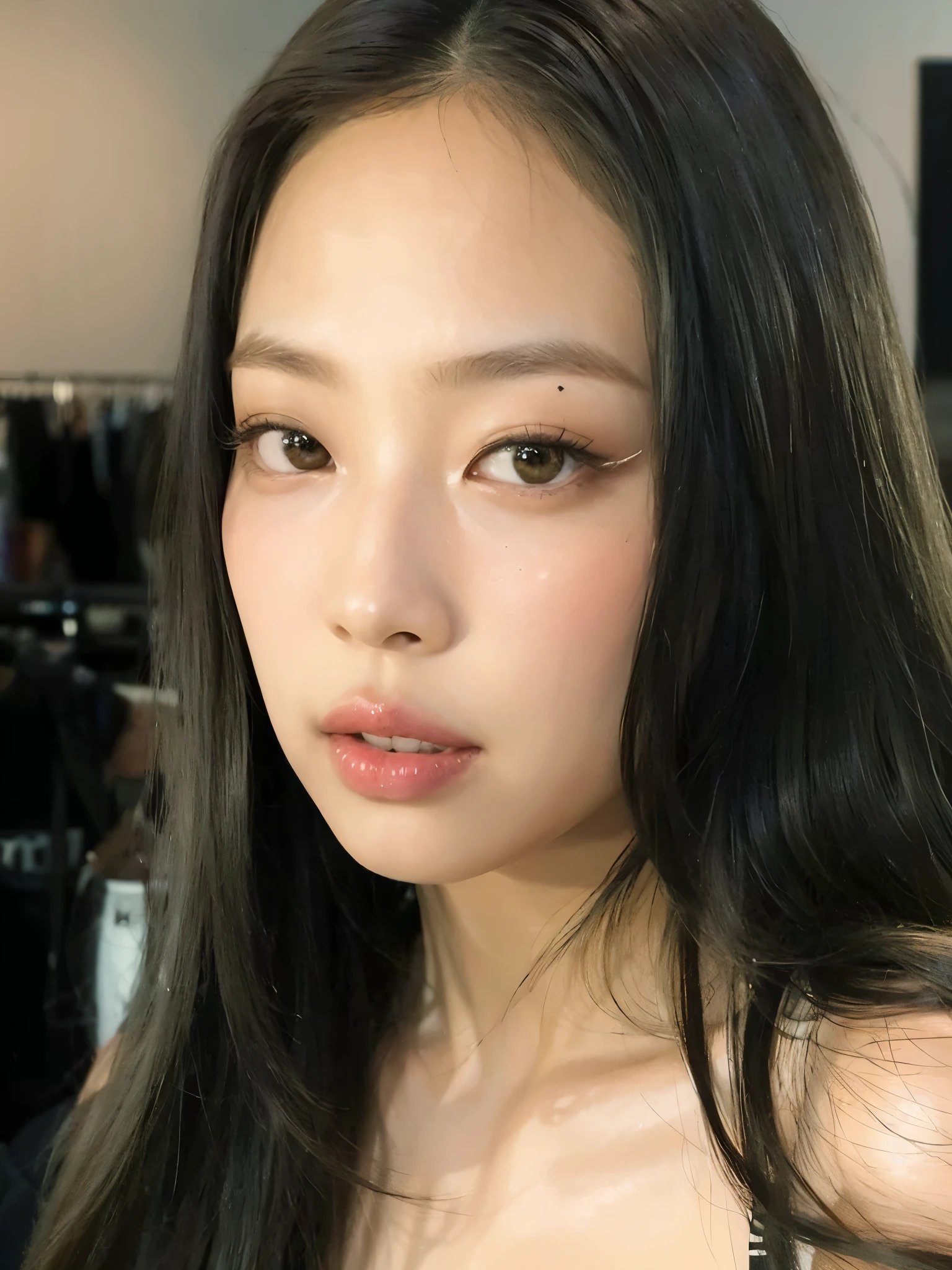 um close de uma mulher com longos cabelos pretos e uma camisa branca, detailed face of an Asian girl, gongbi, asian face, Kiko Mizuhara, jennie blackpink, gema chen, Delineador Alado, delineador grosso e sofisticado, wenfei you, a young Asian woman, Xision Wu, Japanese model, delineador de cortesia, Louise Zhang, kumadori makeup