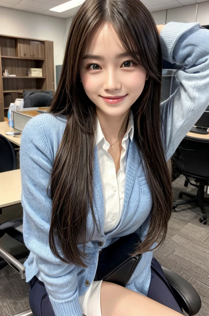 look at me,smart and beautiful secretary,smile、In the office -- automatic