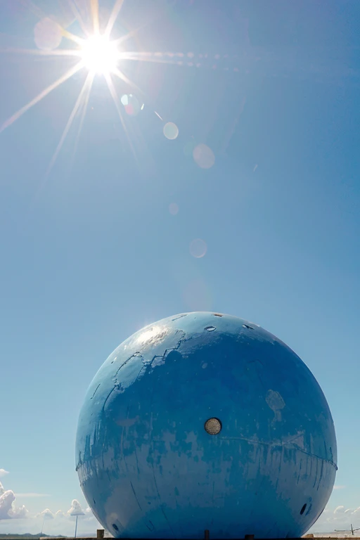 Luna grande redonda en in cielo.light blue in the day with the.sol.de.frente