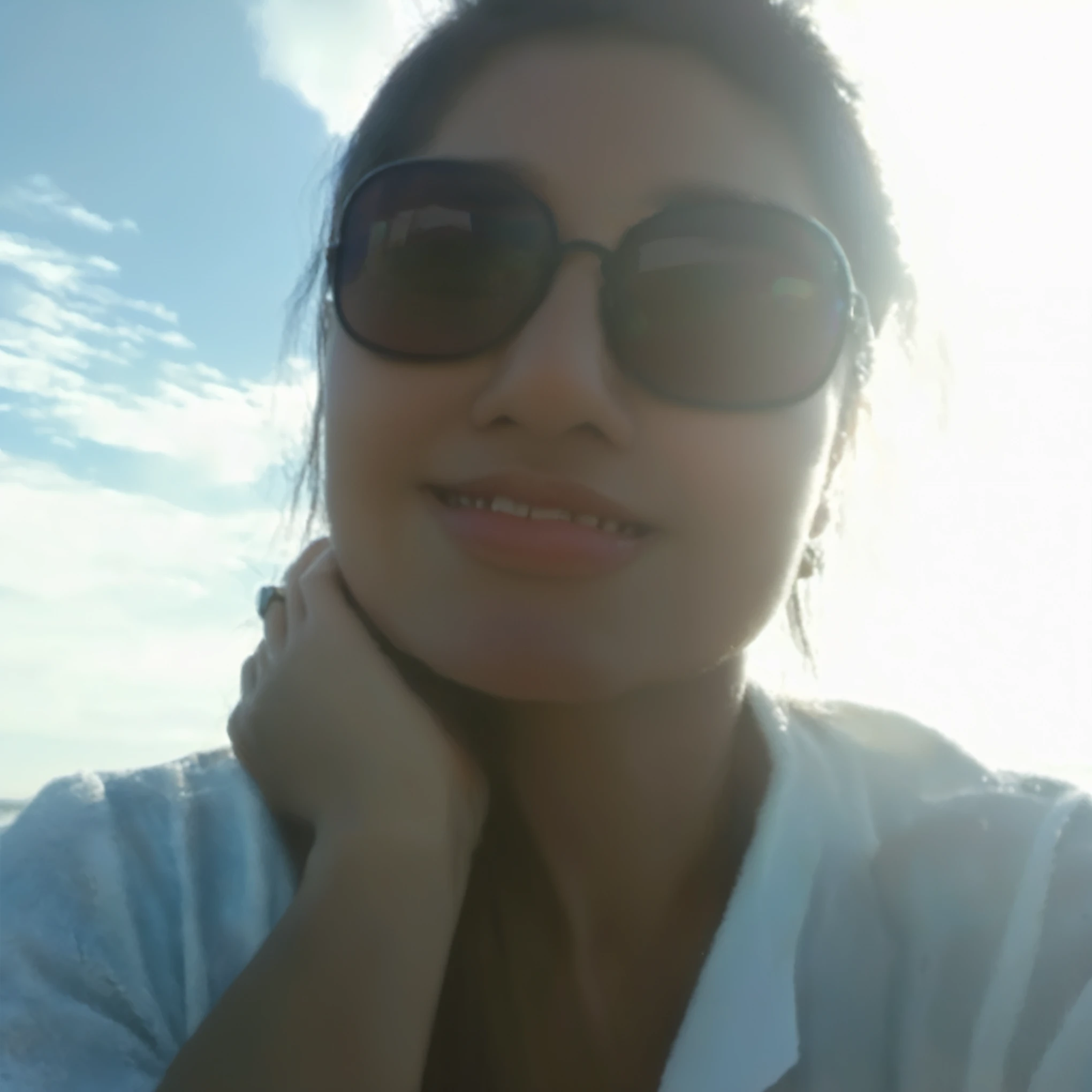 smiling woman in sunglasses on a beach with a blue sky in the background, foto selfie, with sunglasses, mulher de 30 anos, Mulher de 3 0 anos, com Sunset, em tempo ensolarado, mulheres de 40 anos, com o sol brilhando sobre ele, foto de perfil, Sunset, Cindy Avelino, na praia, durante o Sunset, hora do dia ensolarado