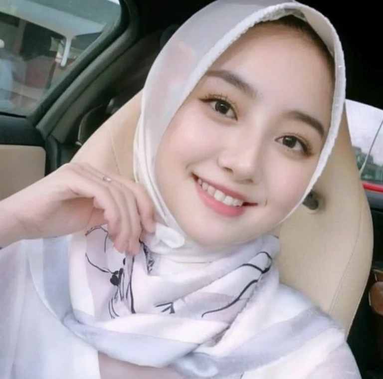 masterpiece, top-quality, 8K, absurderes, a beauty girl, (fullbody:1.4), kawaii, outdoor, (fullnude:1.5), wearing blue pasmina hijab, hijab,nice body, No makeup, bukkake, Near and far law, depth of fields, A hyper-realistic, hight resolution, a picture, foco nítido, nffsw, face lights, 动态照明, Highest detail, Extreme details、ultra-detailliert、detaile、authentic skin、delicated facial features、Easy Negative