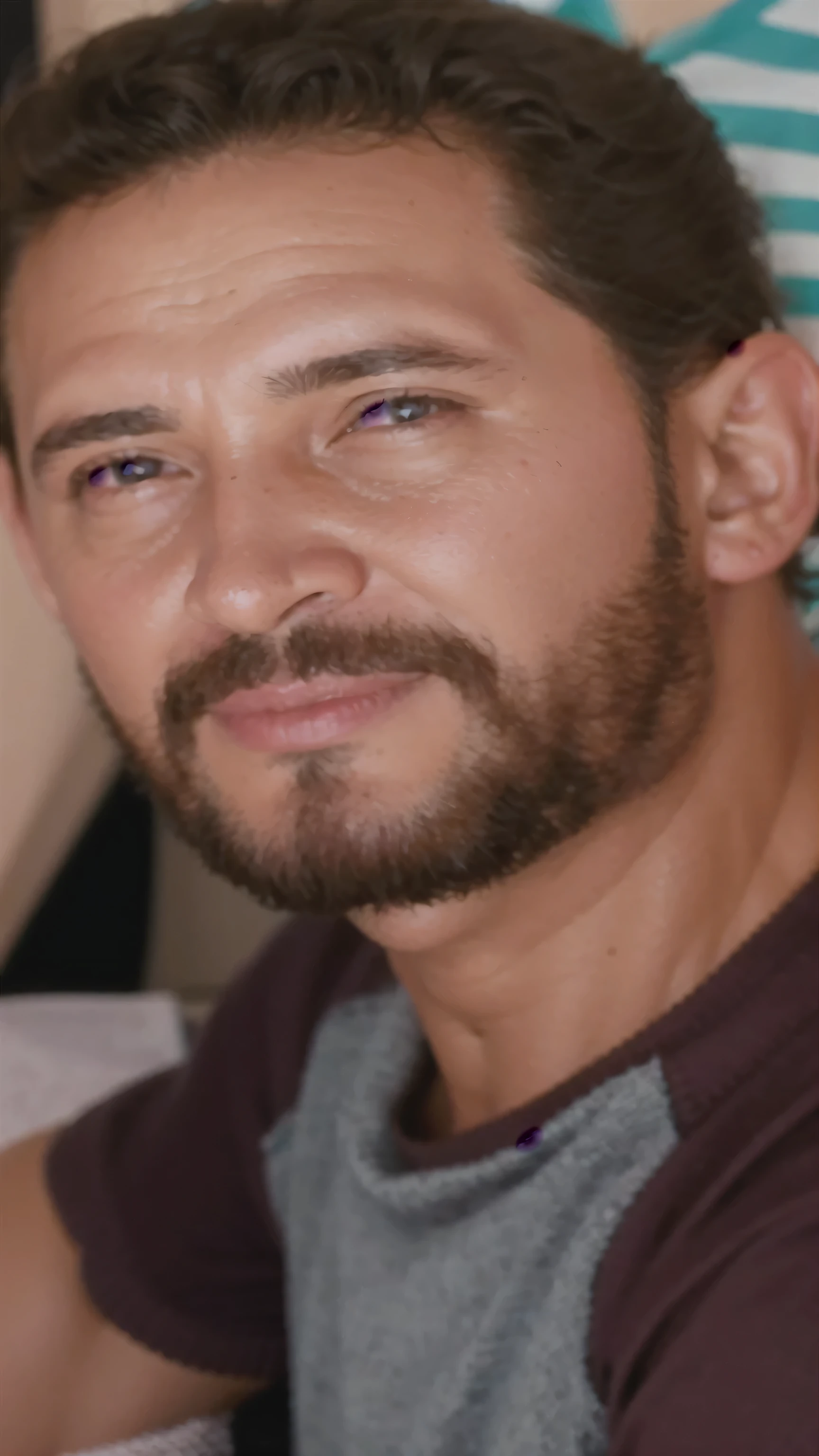 there is a man sitting at a table with a plate of food, foto detalhada com zoom, close up de retrato de cara, profile picture with headshot, medium close-up portrait, taken at the beginning of 2020, close up of the head portrait, retrato de rosto inteiro em close, retrato em close-up completo, foto de perto, barba por fazer, retrato de homem robusto, close up of the head