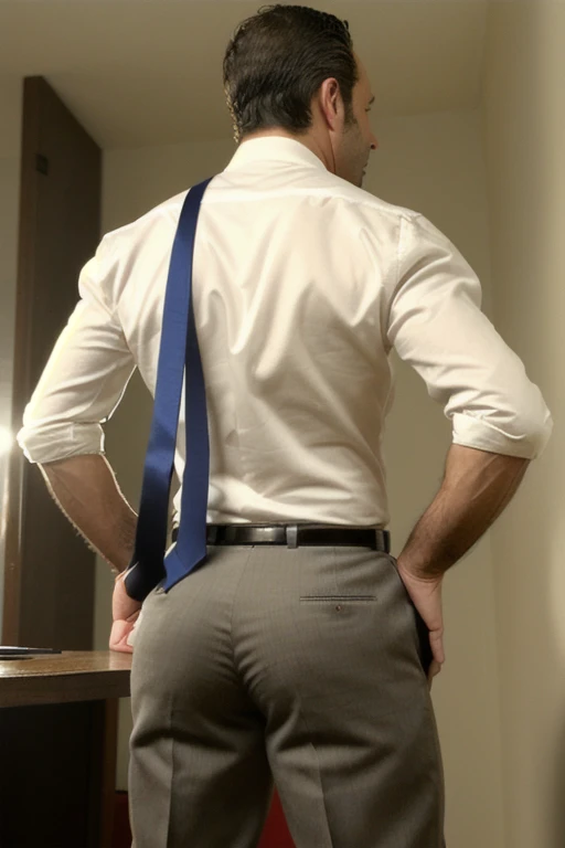 photo of a 35 year old man, (2nt13:1.2), corbata, camisa de vestir, pantalones de vestir, even lighting, guapo, musculoso, sexy.cuerpo completo, nalgon. Backside