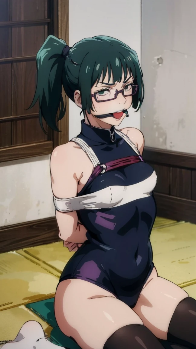 zenin_maki, ponytail, glasses, green hair, brown eyes, amordazado, esclavitud shibari, manos y brazos atados, esclavitud shibari, bdsm, Arms tied behind the back, arms behind the back, Arms tied behind the back, muslos atados, patas atadas, amordazado, brazos atados, arms behind the back, de frente, mordaza de bola, bdsm,esclavitud, amordazado, sitting position, kneeling position, in the room, mordaza de bola color roja, gag de correas, viendo hacia el espectador, looking towards the camera, shrimp position, babear, babeando, saliva en la gag, basement, sonrojada, en celo