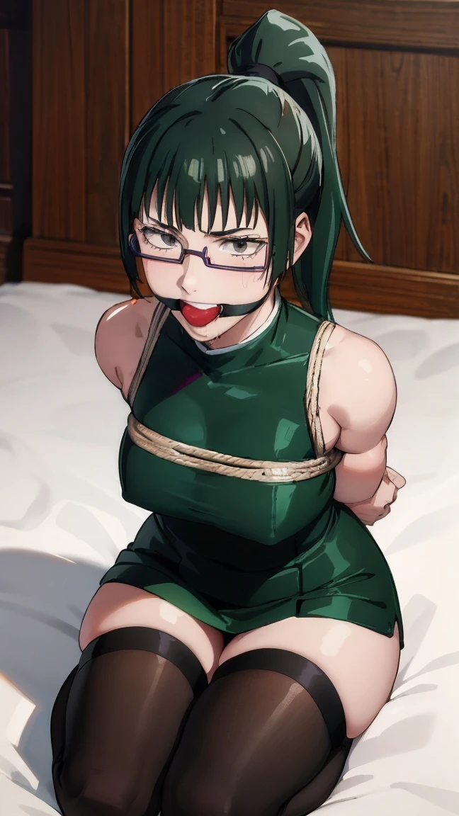 zenin_maki, ponytail, glasses, green hair, brown eyes, amordazado, esclavitud shibari, manos y brazos atados, esclavitud shibari, bdsm, Arms tied behind the back, arms behind the back, Arms tied behind the back, muslos atados, patas atadas, amordazado, brazos atados, arms behind the back, de frente, mordaza de bola, bdsm,esclavitud, amordazado, sitting position, kneeling position, in the room, mordaza de bola color roja, gag de correas, viendo hacia el espectador, looking towards the camera, shrimp position, babear, babeando, saliva en la gag, basement, sonrojada, en celo 