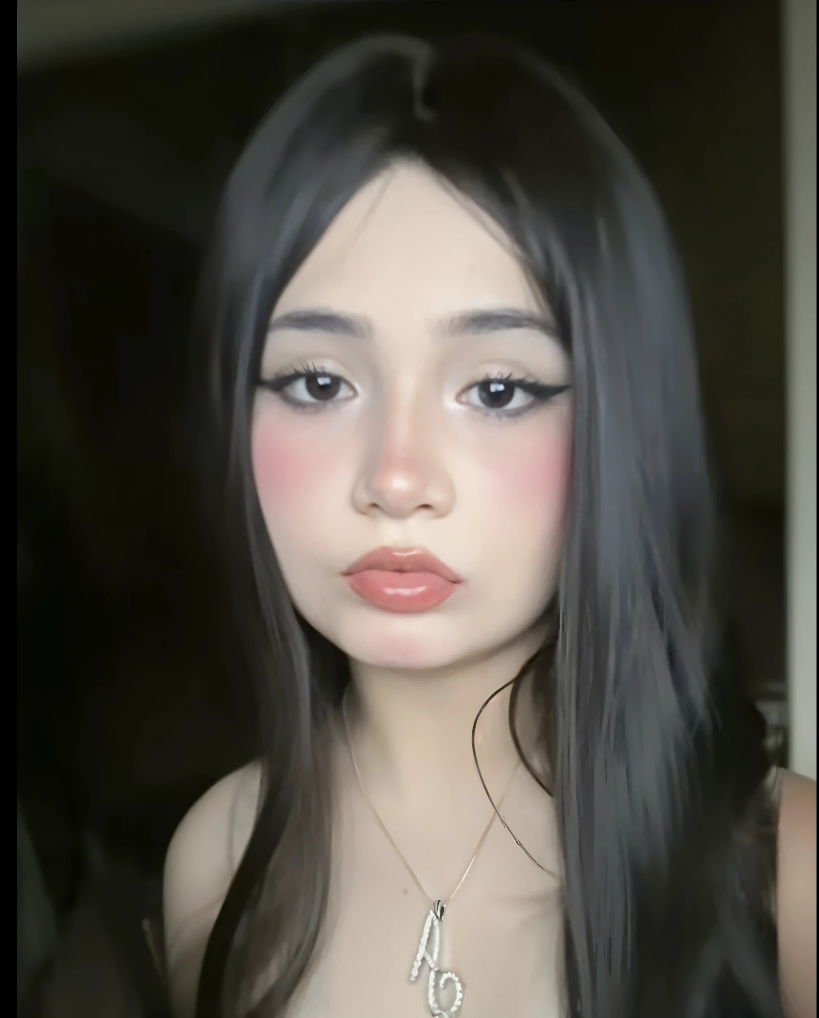 Expande la foto hacia abajo y q sea la misma imagen, q muestre las tetas