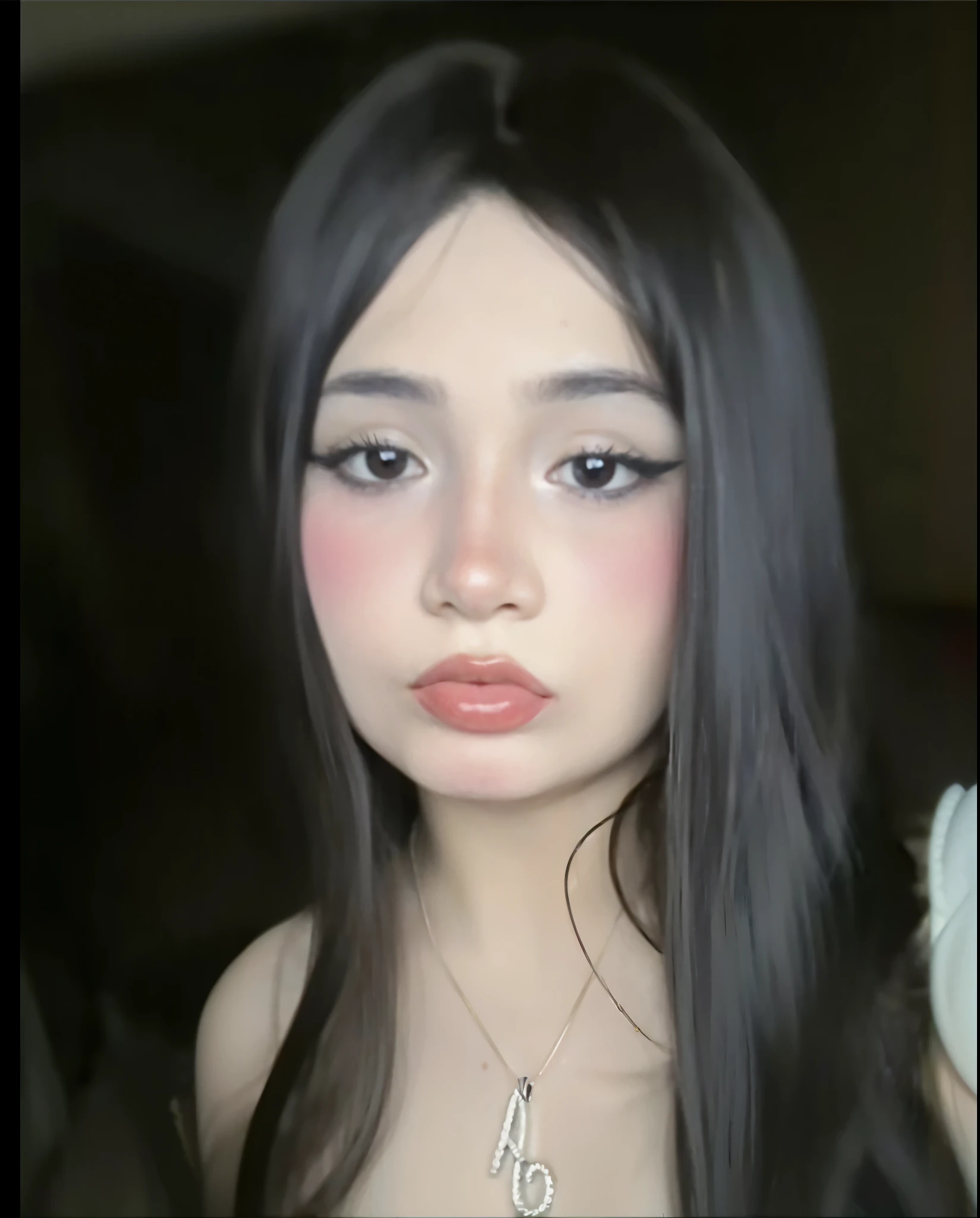 Expande la foto hacia abajo y q sea la misma imagen, q muestre las tetas