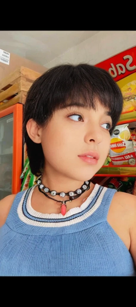 There's a  with a necklace around her neck, usando una gargantilla nativa americana, collar de piercings, usando gargantilla, alani guillen, usando gargantilla negra, gargantilla en el cuello, usando una intrincada gargantilla negra, chica anime en la vida real, using spikes and piercings, anime chica tailandesa, isabela moner, usando una gargantilla y un lindo sombrero