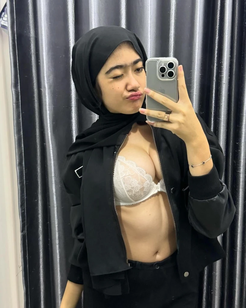 Female body, nsfw, medium breasts, (plump: 0.8), (nude, sexy), beautiful skin, (white bra), ((medium breasts: 1)), (nsfw)