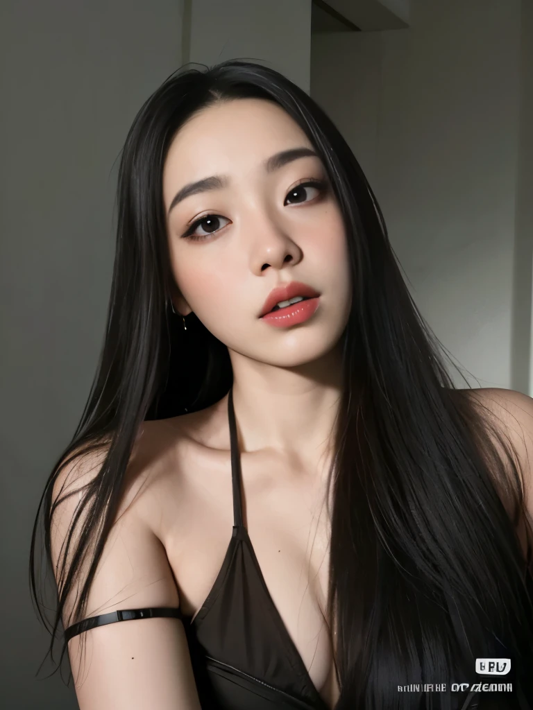 um close de uma mulher com longos cabelos pretos e uma blusa marrom, linda mulher sul-coreana, linda jovem coreana,  coreana,  Asian with long hair, cruel korean goth girl, linda jovem coreana, asian features, beautiful asian girl, Ulzzang, Korean facial features, com cabelo preto liso, com cabelos longos e olhos penetrantes