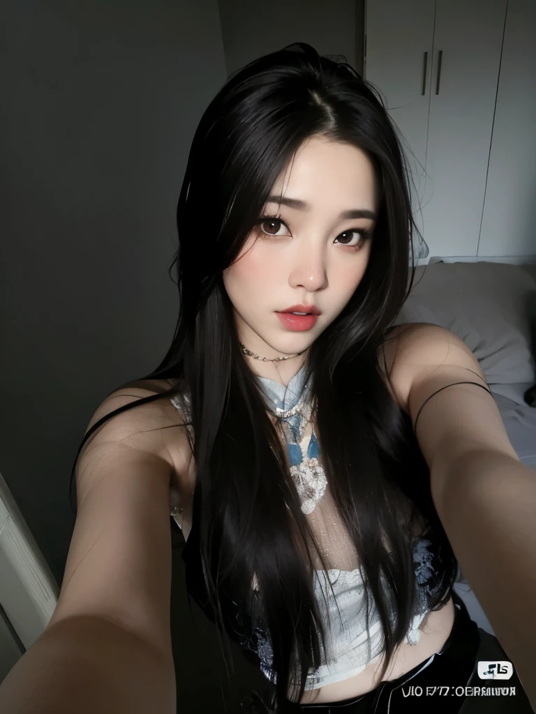 mulher arafa com longos cabelos pretos tirando uma selfie, Com cabelo comprido and piercing eyes, Ulzzang, Fotografia selfie 8k, cruel korean goth girl, linda jovem coreana, linda mulher sul-coreana, Com cabelo comprido,  coreana, adorable and pale korean face, Heonhwa Choe, selfie taken directly at angle, com longos cabelos escuros, Jinyoung Shin