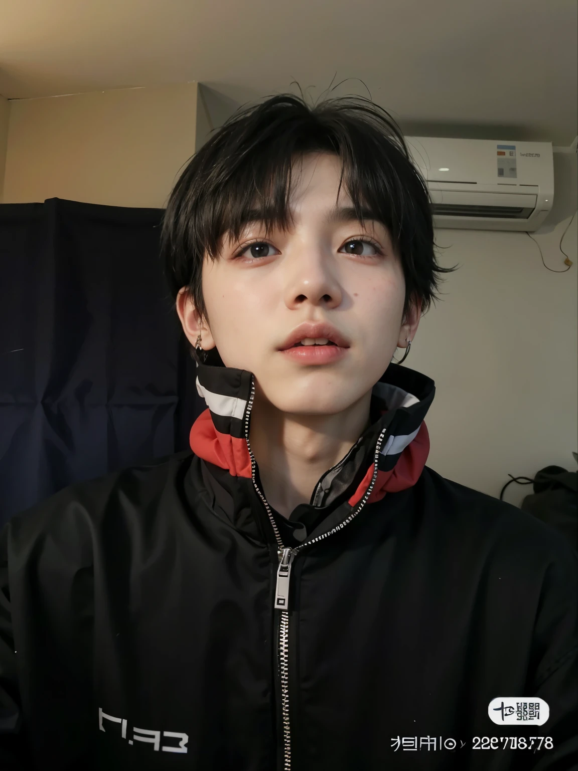 un primer plano de una persona que llevaba una chaqueta negra y una chaqueta roja y blanca, pintar ulzzang, kim doyoung, 1 7-year-old boy with a thin face, kanliu666, inspirado en Bian Shoumin, Cai Xu Kun, yanjun chengt, pale korean adorable face, jinyoung shin, hombre surcoreano, handsome japanese demon boy