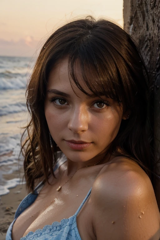 jeune femme de 25 ans, brune aux yeux bleus, couverte d'eau sur une plage au coucher du soleil