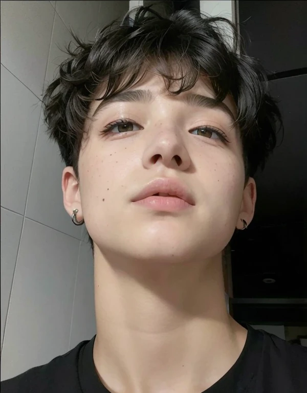 linda ropa, lindo cabello, lindos ojos, lindos labios, ultra alta calidad hd 4k, sin destruir el rostro, mejorar la calidad, piel suave American, freckles, medium hair that is pixie cut, a soft smile and brown hair color