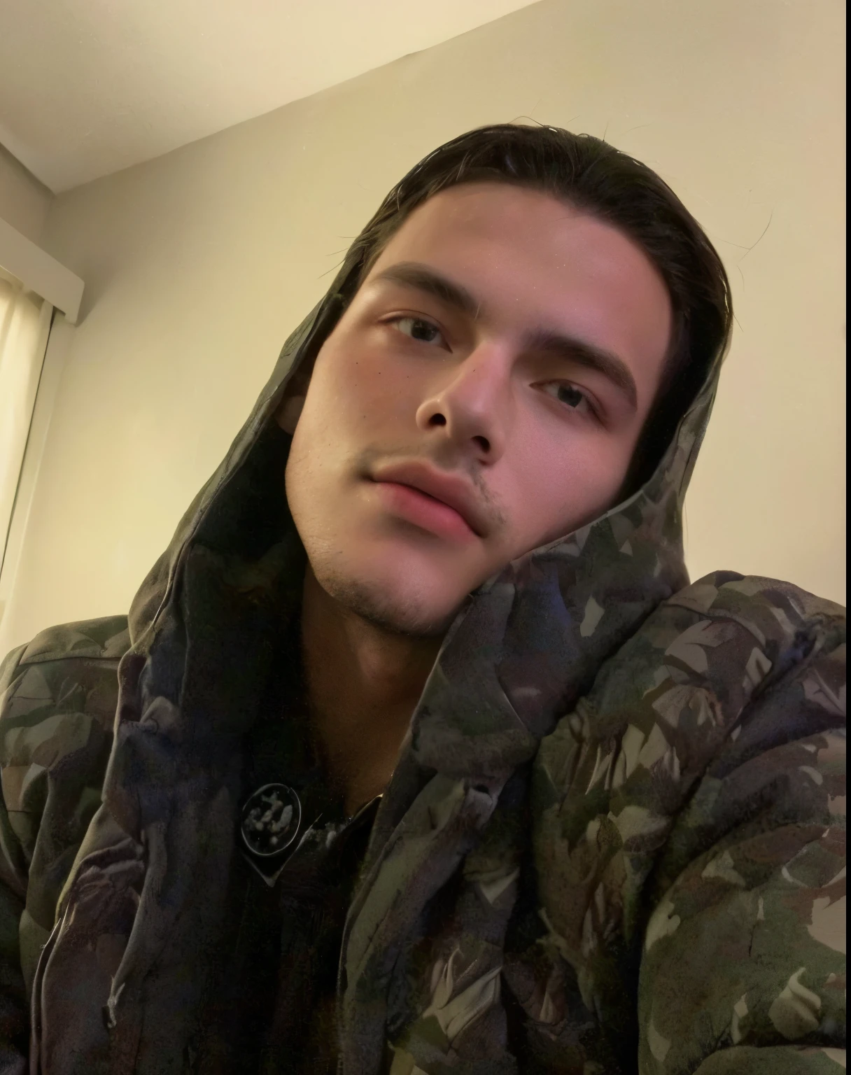 homem arafiado com uma jaqueta camuflada tirando uma selfie, foto de perfil, foto de perfil, imagem de perfil, o magro, imagem de perfilture, taken at the beginning of 2020, imagem de perfil, Joe Keery, tirada no final dos anos 2000, foto do snapchat, cerca de 19 anos, tirada em meados dos anos 2000, sem pelos no rosto, pele limpa, sem barba, sem cavanhaque