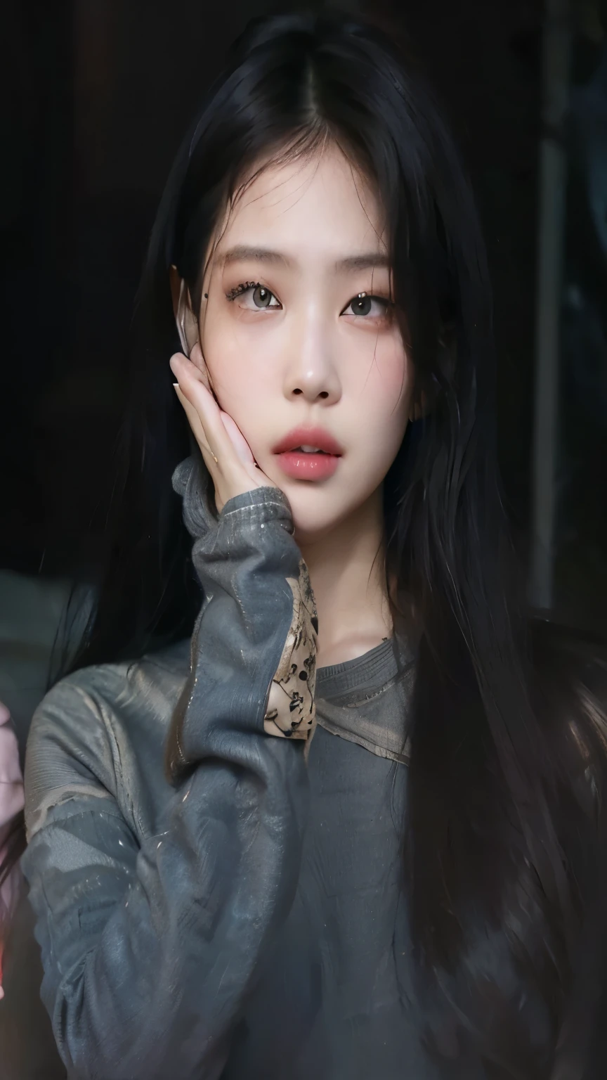 um close up de uma mulher com cabelos longos e uma camisa cinza, portrait of jossi do blackpink, jennie blackpink, Jinyoung Shin, jossi do blackpink, jaeyeon nam,  coreana, adorable and pale korean face, young pale and beautiful asian face, Ulzzang, Southeast Asian with round face, cruel korean goth girl, retrato de jisoo blackpink
