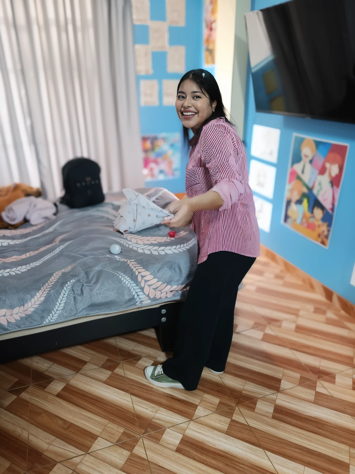 smiling woman standing in front of a bed with a mattress, In his bedroom, en el dormitorio en una fiesta de pijamas, she expressing joy, posing en un dormitorio, she is smiling and excited, mientras posa en la misma cama, in a small room, en un dormitorio, Cubierto!, ella esta sonriendo y feliz, tomada con canon 8 0 d, capturado en canon eos r 6