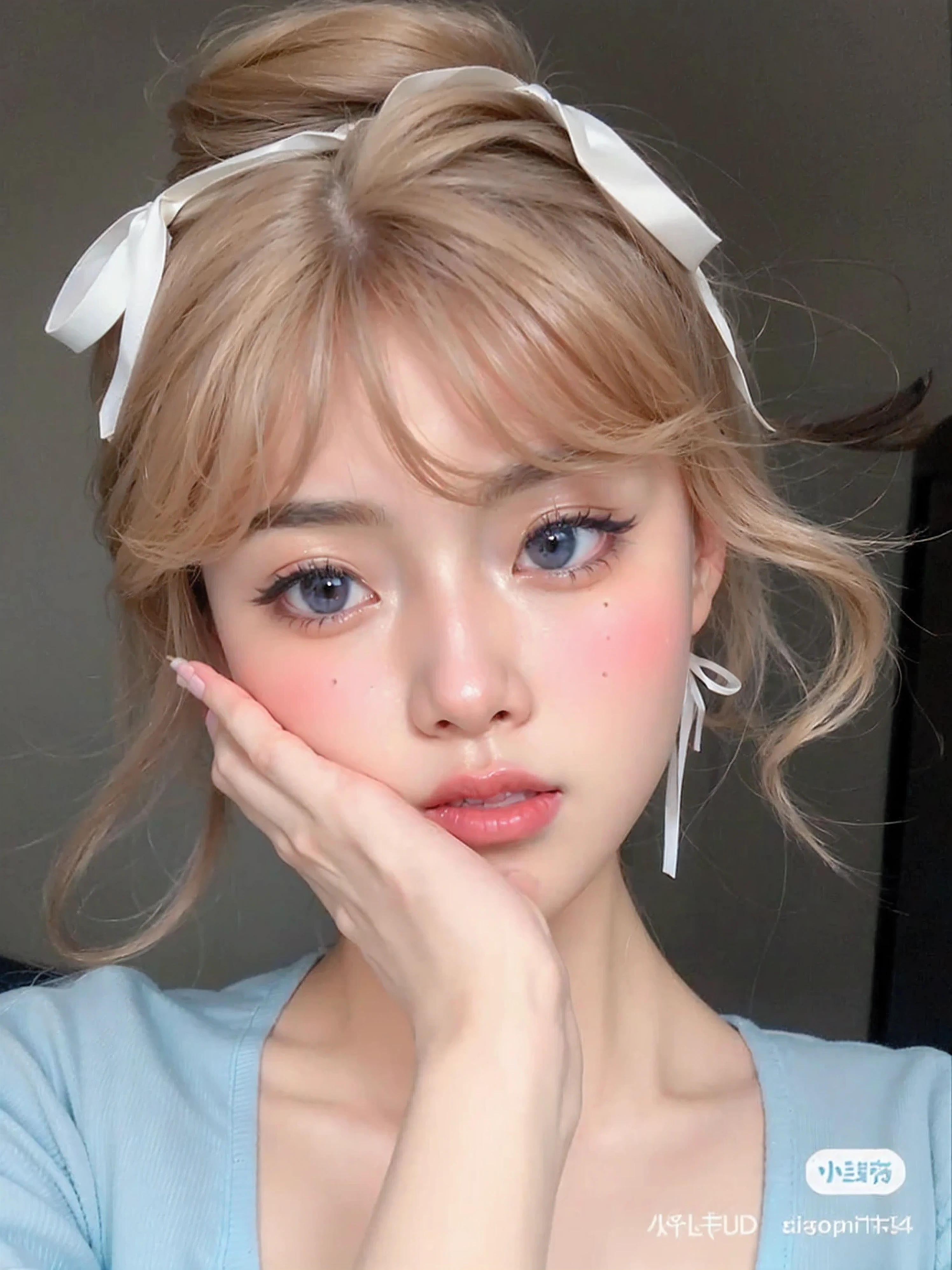 a close-up of a woman in a blue shirt and a white bow, maquiagem sul-coreana popular, rosto de anime natural fofo, retrato realista kawaii, maquiagem coreana popular, Ulzzang, maquiagem suave, beautiful pale makeup, rosto bonito e claro, young lovely korean face, linda garota kawaii, linda cara de anime, beautiful aesthetic face, maquiagem pastel, pale round face