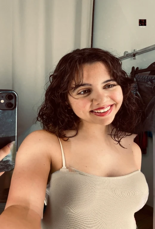 there is a woman taking a selfie with her cell phone, selfie de uma jovem, headshot imagem de perfilture, sem maquiagem cabelos ondulados, selfie, arms exposed, sensual. Little dress exposing arms