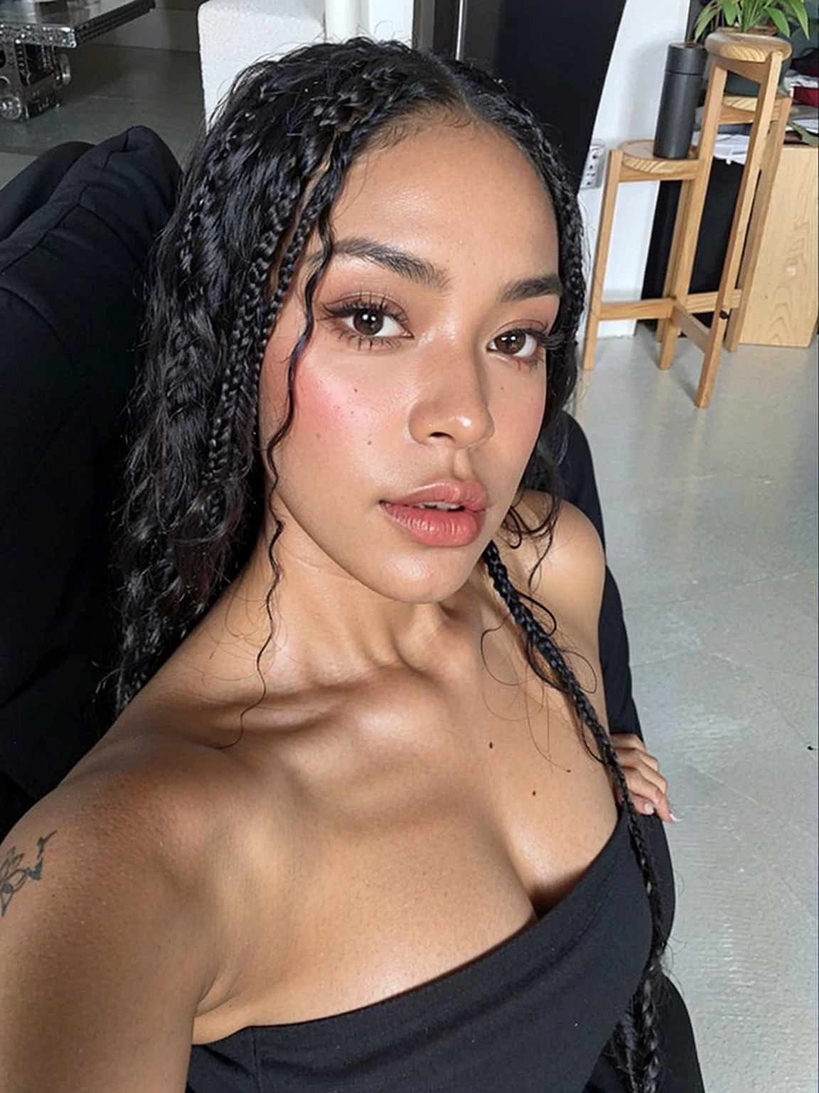 um close de uma mulher com uma blusa preta, black girl inspired, long black braids, pintinhas no rosto, linda mulher, long black braided hair, taken at the beginning of 2020, com pele morena, long black braided hair, beautiful aesthetic, linda linda mulher, black and asian girl, Senhora deslumbrante, ela tem pele morena, 